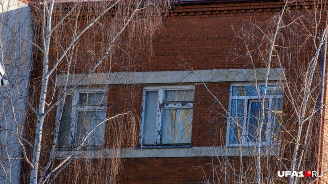 Некоторые оконные рамы всё еще деревянные | Источник: Булат Салихов / UFA1.RU