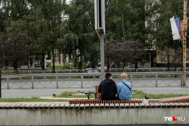 Дети отдыхают на одной из скамеек сквера | Источник: Александр Куренной / 76.RU