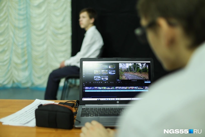 Ученик монтирует выпуск новостей | Источник: Евгений Софийчук / NGS55.RU