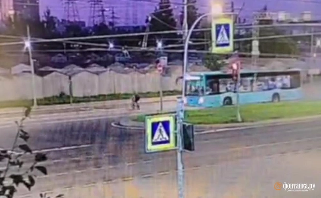 В Калининском районе мотоциклист и велосипедист столкнулись на перекрёстке, оба в больнице. Момент аварии попал на видео | Источник: «Фонтанка.ру»