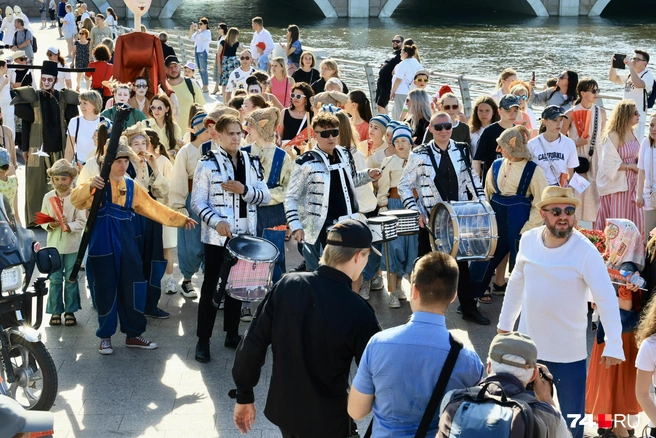Участвуют профессиональные уличные театры из Санкт-Петербурга, Омска, Казани, Самары, Челябинской области | Источник: Михаил Шилкин