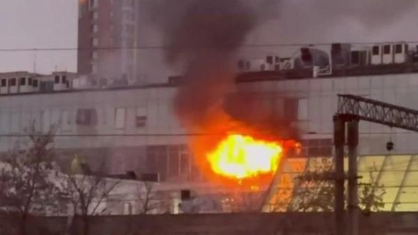 Огонь вырывается из офисов на четвертом этаже | Источник: «Москва с огоньком» / T.me