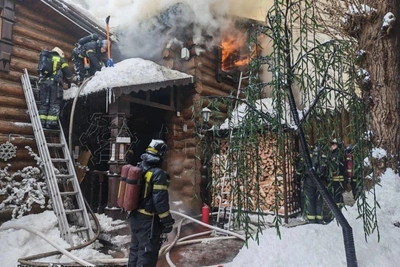 Пожар в «Таежных банях»: огонь тушат на северо-западе Москвы