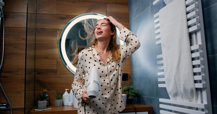 Почему на самом деле нельзя сушить волосы феном в ванной