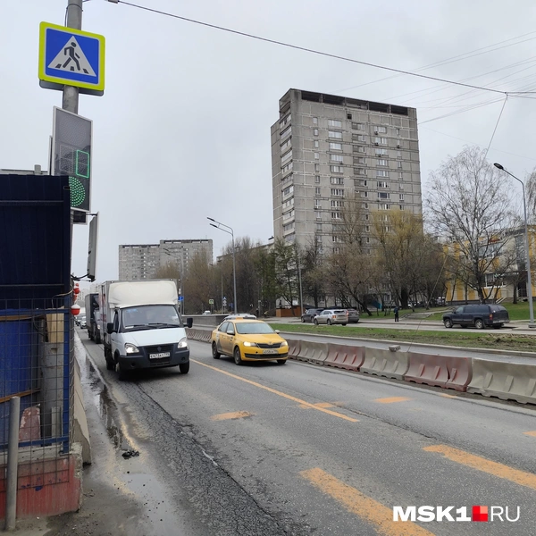 Движение по Липецкой осуществляется по двум полосам в каждую сторону, позже стройплощадку могут расширить | Источник: Игорь Мещанев / MSK1.RU