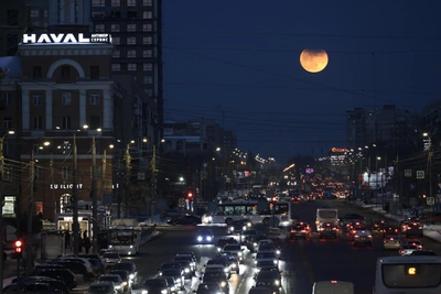 Над Омском наблюдали полное лунное затмение