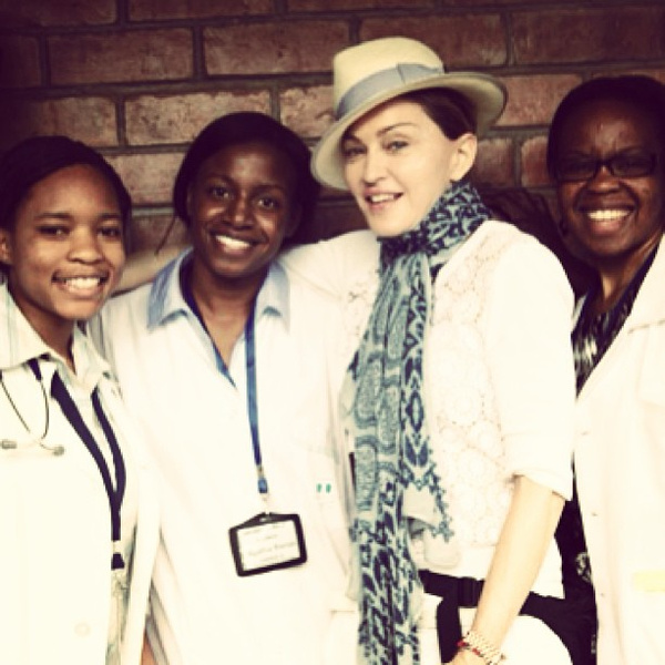 Мадонна и медперсонал в Малави