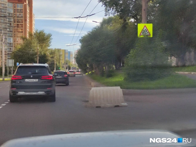 Такое можно и днем не заметить, что уж говорить про темноту. Блок стоит на перекрестке Киренского и Софьи Ковалевской | Источник: читатель NGS24.RU