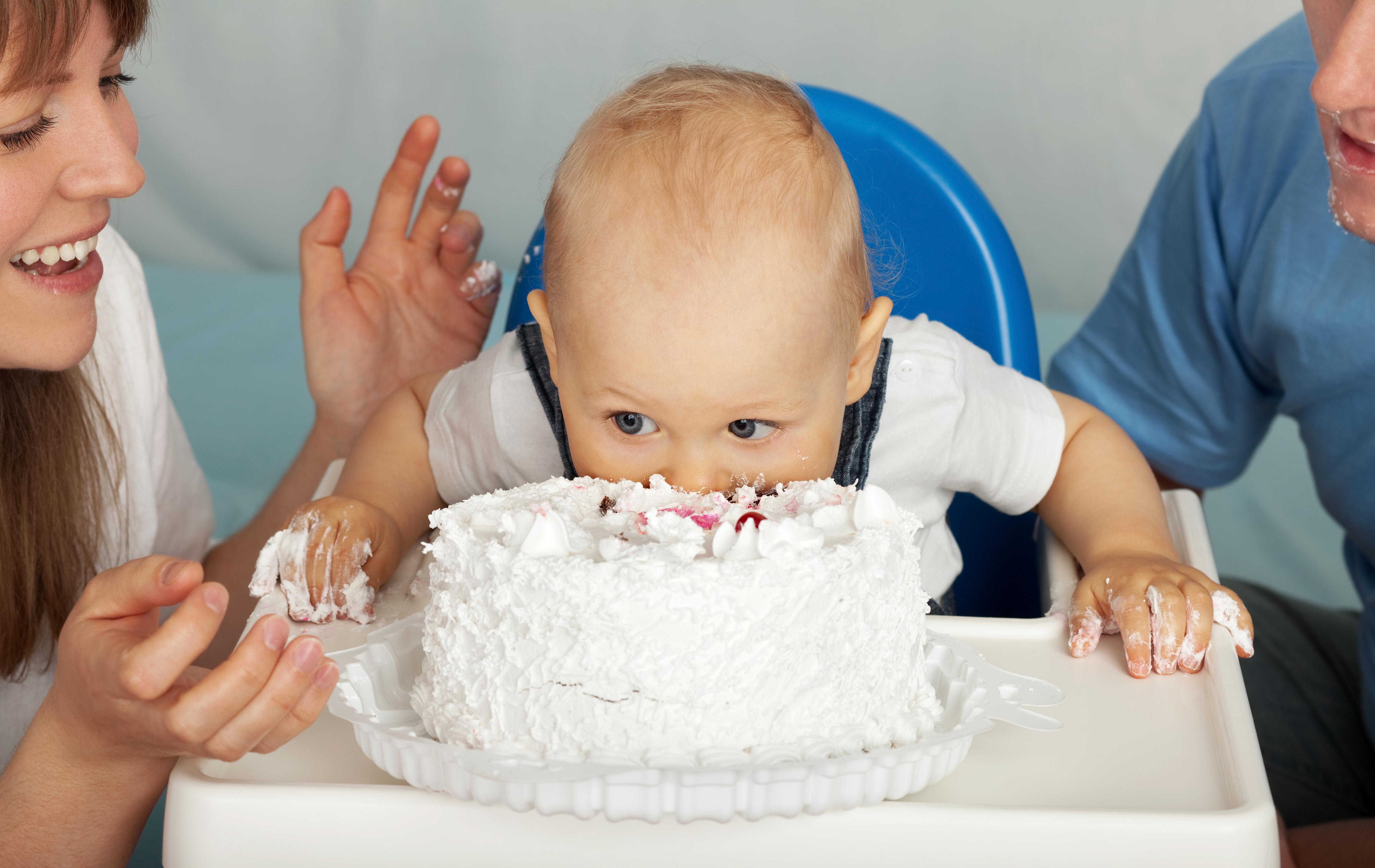 Можно кормящим торт. Торты для детей. Малыш ест торт. Ребенок ест торт. Торт семья.