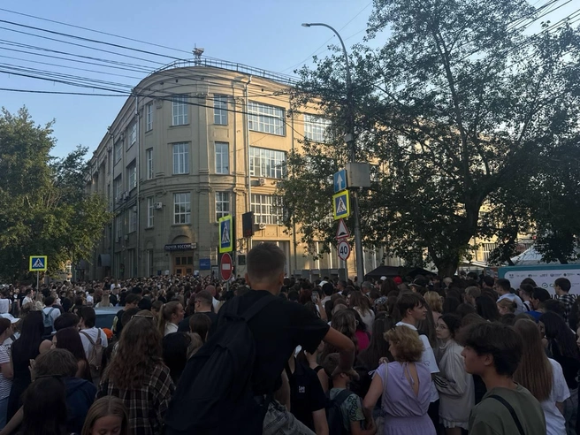 Большое скопление посетителей на фестивале «Летосфера» в центре Новосибирска | Источник: Читательница НГС