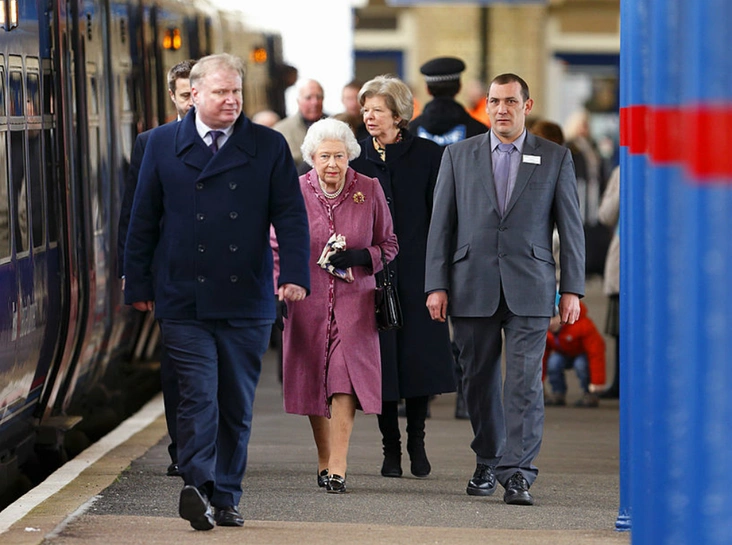 Королева Елизавета возвращается из Сандрингема