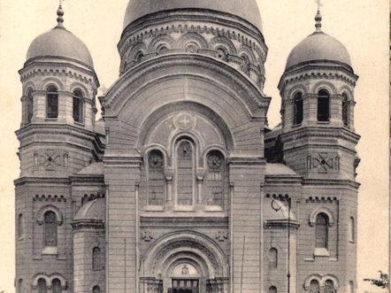 Православный храм Александра Невского, стоявший на Новой Базарной площади (ныне площадь Советов перед зданием областного правительства). Фото 1908–1913 годов. Здание не сохранилось. | Источник: Открытка изд. Северное Художественное издательство, архив Ростовского областного музея краевдеения / pastvu.com