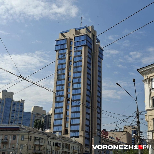 Выбиты стекла в высотке торгового центра | Источник: Алёна Воропаева