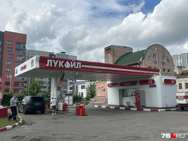 На АЗС «Лукойл» спустя две недели проблем с топливом, по словам сотрудников, так и не возникло | Источник: Екатерина Тарыгина / 76.RU