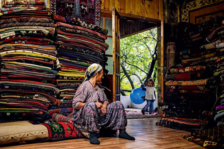 «Ковер — это дневник ткачихи»: как турецкие мастерицы сохраняют ткань времени