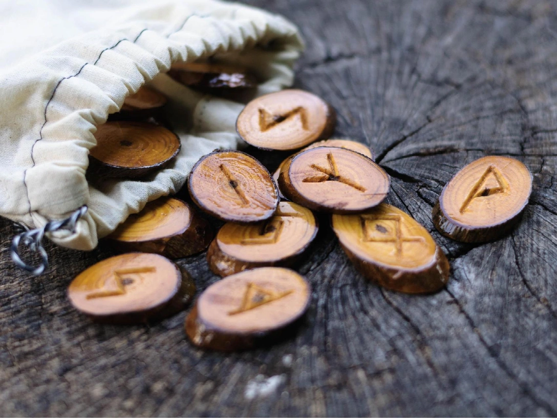 Рунический гороскоп на 2024 год: что ждет каждый знак Зодиака | marieclaire.ru