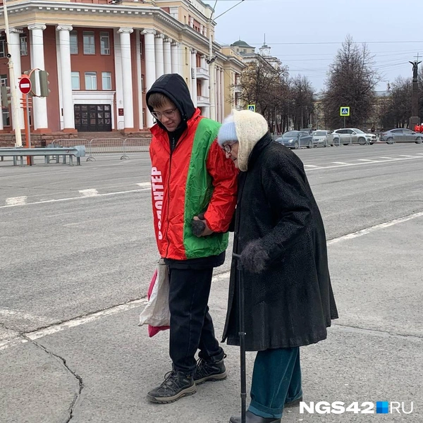 Пенсионерам с сумками помогали волонтеры | Источник: Татьяна Ирискина / NGS42.RU