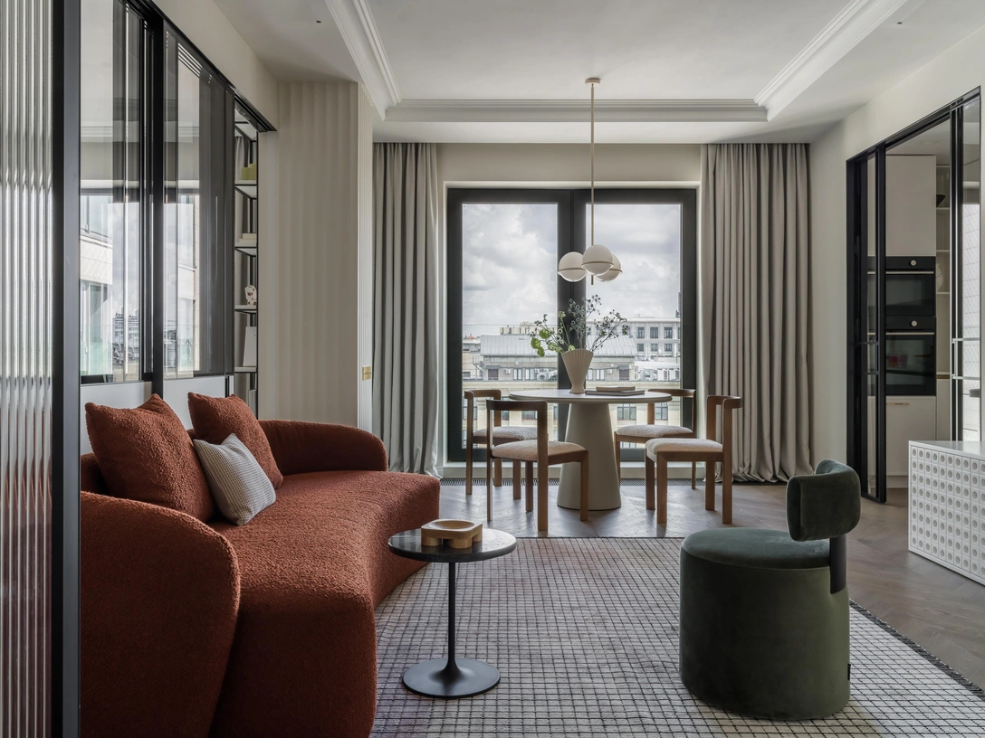 Диван изготовлен на заказ, Highland Furniture. Тумба под ТВ, House cult. Ковер, «Культура ковров». Бра, Marset. Стеклянная перегородка, Robe Garder. Люстра, Ferm living. | Источник: Михаил Чекалов. Стиль: Ксения Прохорова