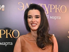 Жарят шашлыки и копают грядки: вернувшаяся из роскошного отпуска Бородина отвезла детей и мужа в деревню