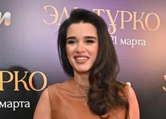 Жарят шашлыки и копают грядки: вернувшаяся из роскошного отпуска Бородина отвезла детей и мужа в деревню