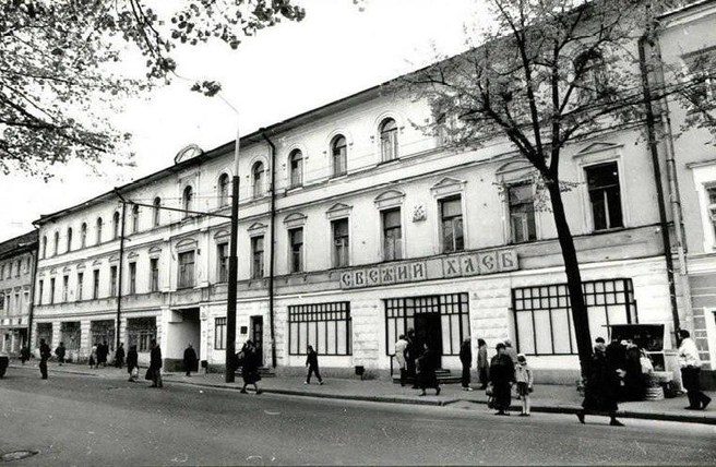 Ранее на Комсомольской также через окошко продавали выпечку | Источник: научный архив департамента охраны объектов культурного наследия Ярославской области