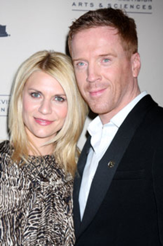 Клэр Дэйнс (Claire Danes) и Дэмиан Льюис (Damian Lewis), звезды сериала «Родина» (Homeland) на церемонии вручения премии Эмми, 2012 год Клэр Дэйнс (Claire Danes) и Дэмиан Льюис (Damian Lewis), звезды сериала «Родина» (Homeland) на церемонии вручения премии Эмми, 2012 год