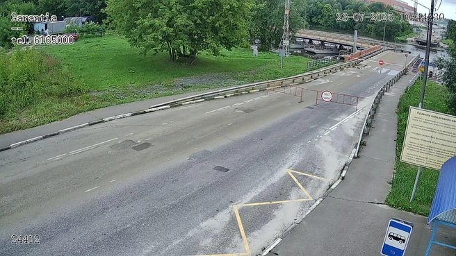 Сейчас мост выглядит вот так — его развели для прохода судов, а проезд закрыли забором | Источник: world-cam.ru