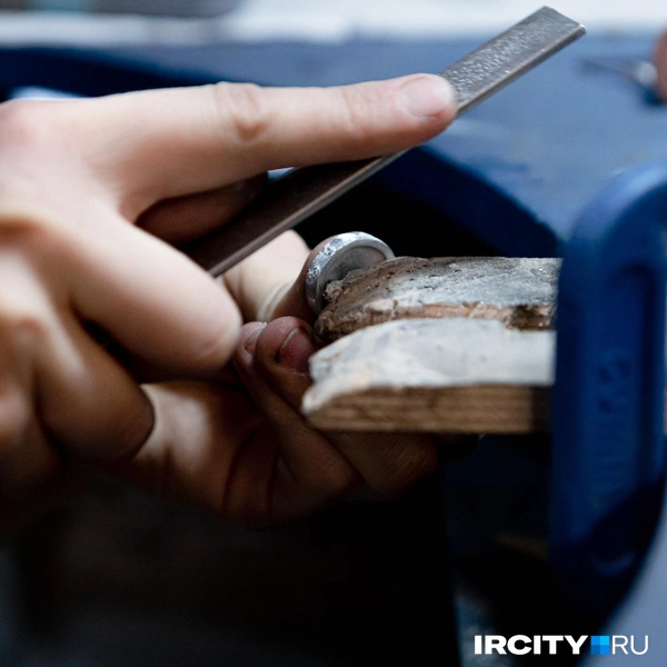 Все грубые неровности приходится вот так спиливать напильником, а затем шливовать наждачной бумагой разных степеней зернистости | Источник: Арсений Чекмарев / «ИрСити»