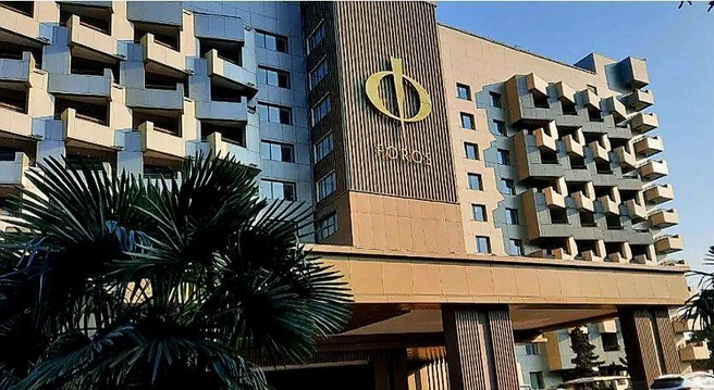 Отдыхающие в санатории «Foros Resort&Park», к счастью не пострадали, у здания есть повреждения, но здравница продолжает работать. Фото телеграм-канала «Море Крыма» | Источник: «Море Крыма» / T. me