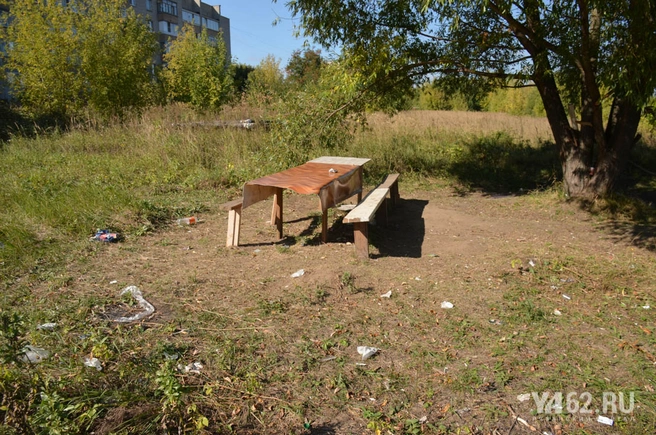 мусор у озера
