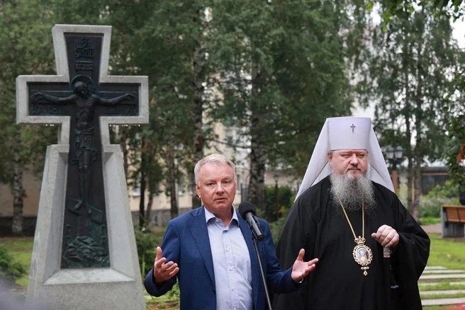 Председатель правления Группы Аквилон Александр Фролов (слева) в сквере на набережной Северной Двины. Здесь располагался Михаило-Архангельский монастырь | Источник: Группа Аквилон