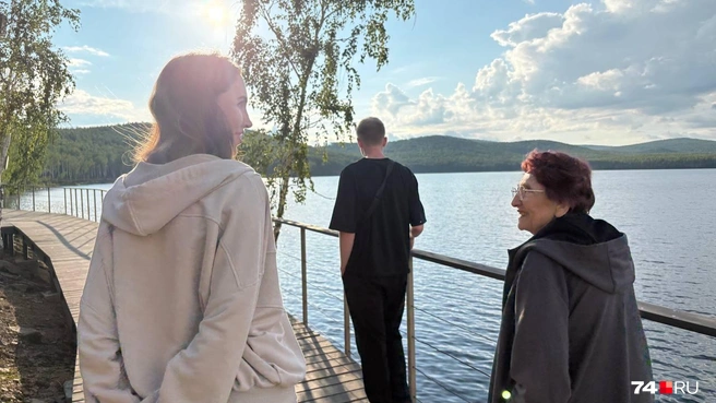 Саша часто приезжает к родным в Карабаш. Недавно они с бабушкой и братом прошлись по новой эко-тропе вдоль озера | Источник: Саша Громова