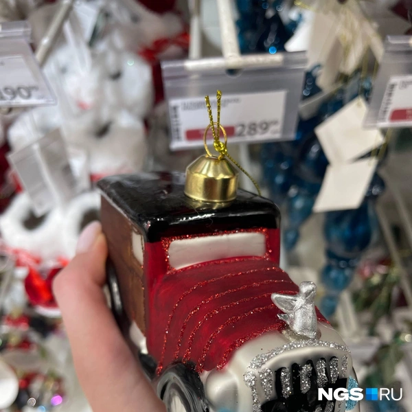 Непонятно, то ли рождественский, то ли похоронный транспорт  | Источник: Алёна Золотухина / NGS.RU