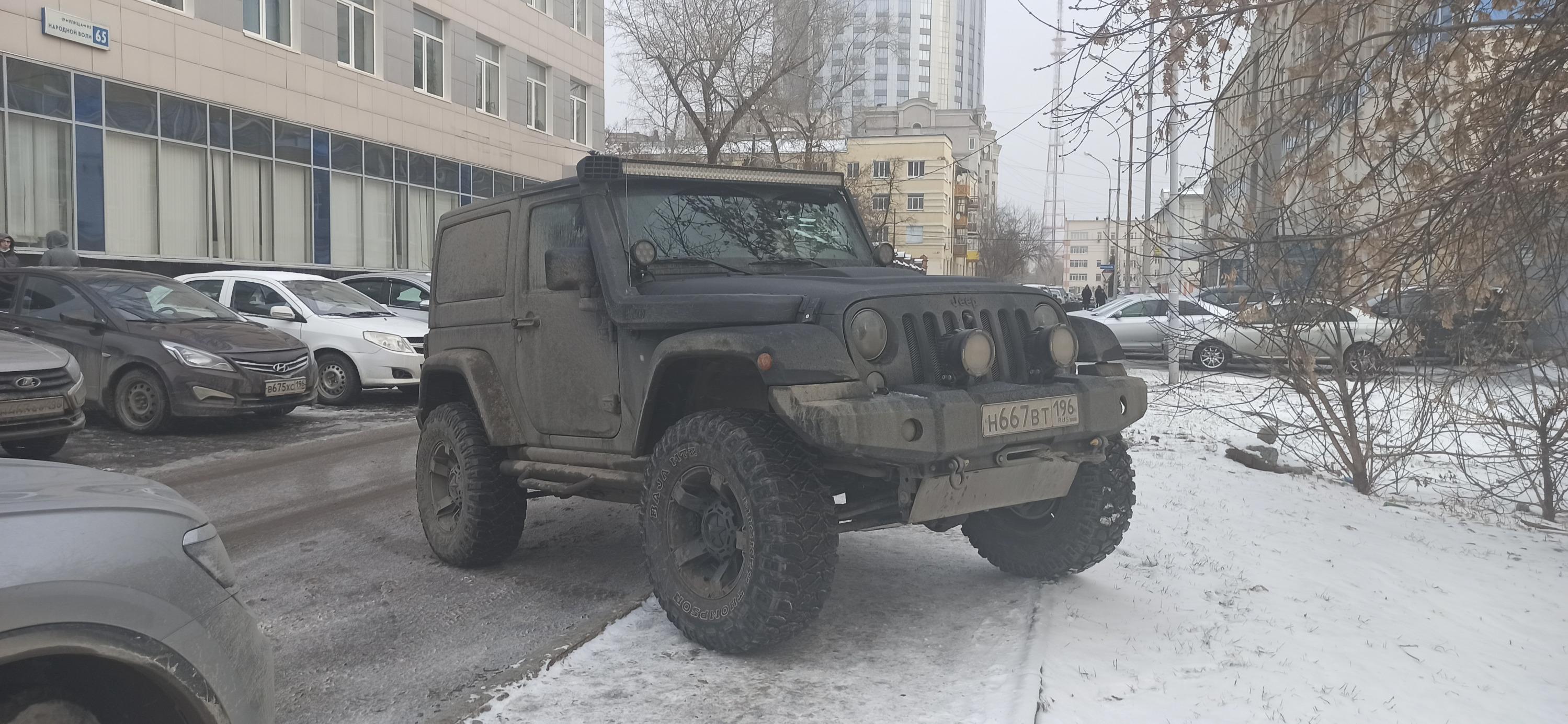 Куда в Екатеринбурге жаловаться на водителей, которые паркуют автомобили на  газонах и тротуарах - 18 ноября 2020 - Е1.ру