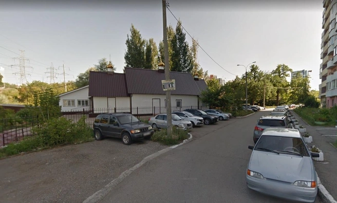 Здание стоит вплотную к жилым домам | Источник: Google.com / maps