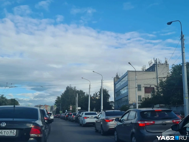 В Рязани водители жалуются на огромные пробки около АЗС | Источник: Светлана Коновалова / YA62.RU