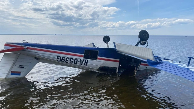 Легкомоторный самолёт аварийно сел на пляже Кронштадта. У него мог отказать двигатель | Источник: Северо-Западная транспортная прокуратура