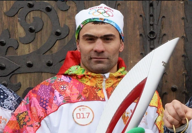 Чахкиев принимал участие в эстафете Олимпийского огня в 2014 году  | Источник: rakhimboxing / Instagram.com (соцсеть запрещена на территории РФ)
