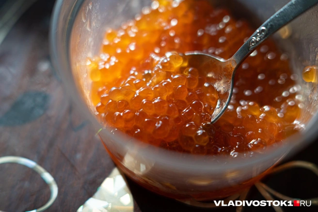 «Привезли по 350 рублей, но есть ее просто нельзя». Кому выгодно придержать цены на икру и при чем здесь Новый год | Источник: Елена Буйвол / VLADIVOSTOK1.RU