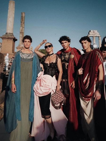 В туфлях Miu Miu и платье Ульяны Сергеенко: Ксения Собчак на показе Dolce & Gabbana в Риме | Источник: Соцсети