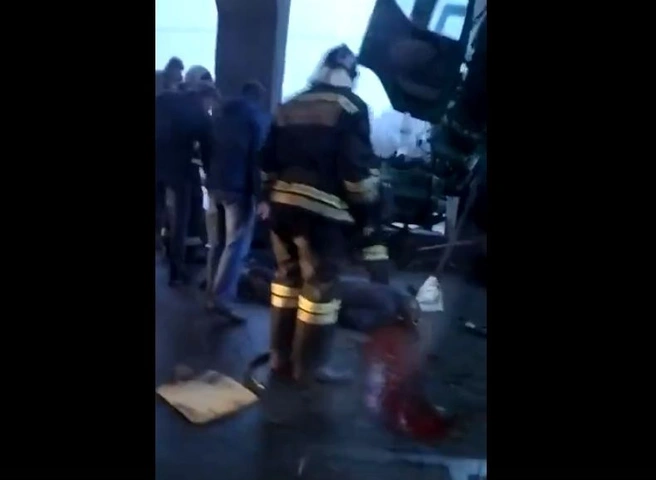 Опубликовано видео с раненым водителем фуры, въехавшей в мост на окраине Рязани | ya62.ru