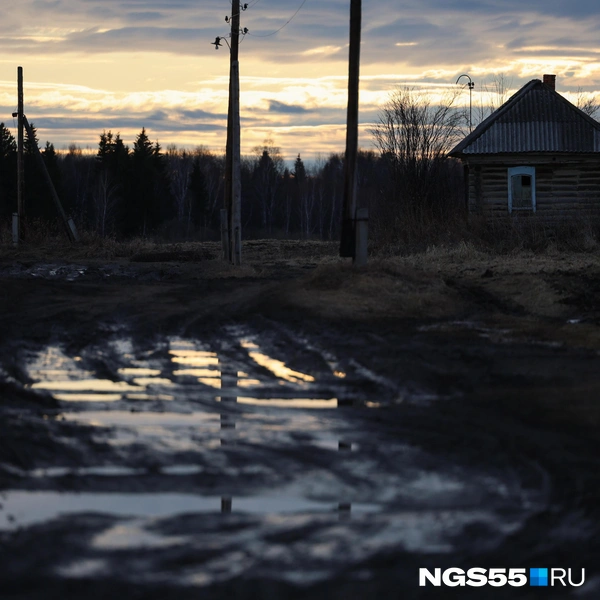 Такой закат красив даже в отражении лужи | Источник: Евгений Софийчук / NGS55.RU