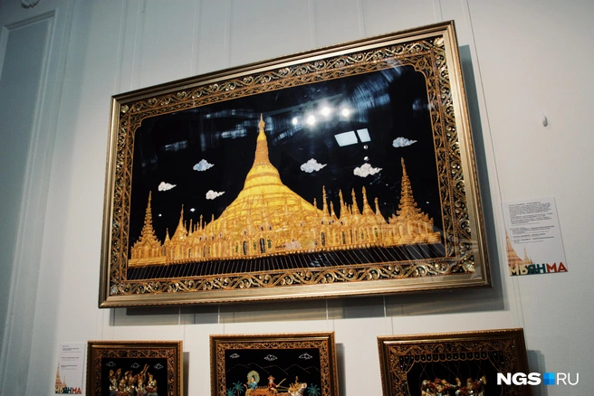 На этой объемной картине с вышивкой изображена главная святыня буддистов Мьянмы — позолоченная Пагода Шведагон | Источник: Маргарита Резникова / NGS.RU