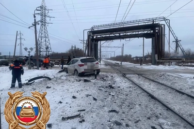 Car Hits Lastochka Train in Togliatti