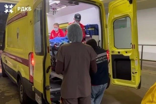 Эвакуацию пострадавшего провела бригада Федерального центра медицины катастроф | Источник: Российская детская клиническая больница (РДКБ)