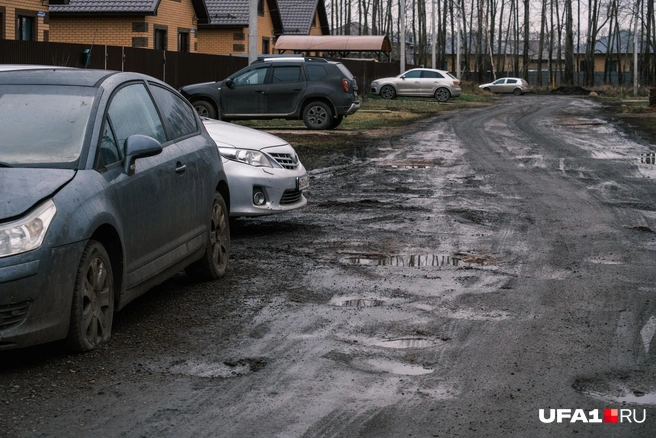 Пробито колесо у машины — уж не от ямы ли? | Источник: Булат Салихов / UFA1.RU