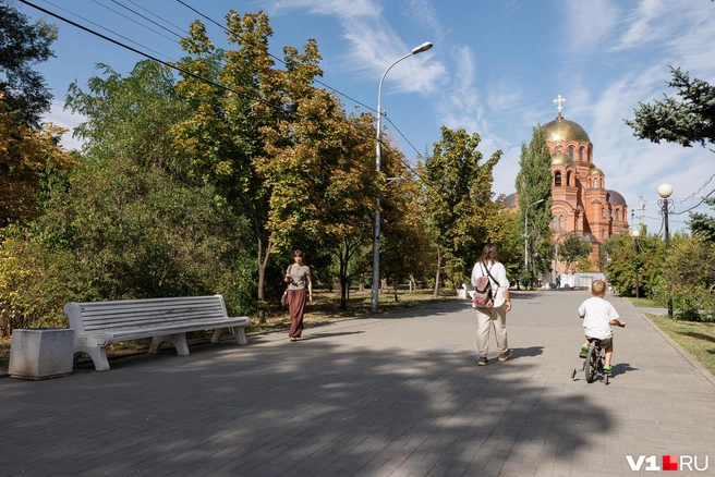 В парке есть люди даже в рабочий день | Источник: Алексей Волхонский / V1.RU