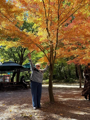 В октябре в Корее много деревьев были еще зелеными, но некоторые — вот такими ярко-оранжевыми | Источник: личный архив Ирины Чирковой