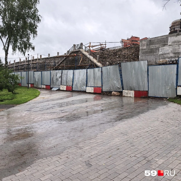 Под путепроводорм ливень помял забор | Источник: Василина Любимова / 59.RU