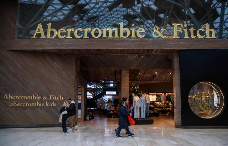 Звал на фотосессию, а потом насиловал: Экс-главу Abercrombie & Fitch обвинили в торговле мужчинами-моделями